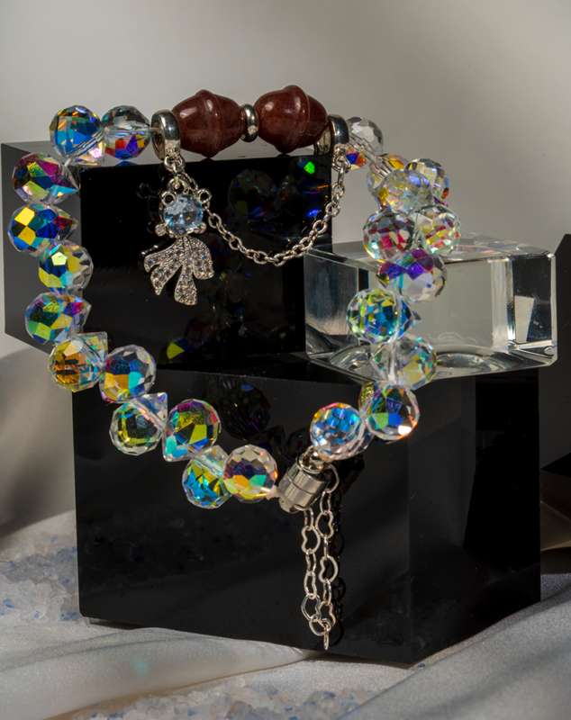 دستبند زنانه شوکا با کوارتز توت‌فرنگی و کریستال رنگین‌کمانی، آویز پاپیون نقره‌ای، طراحی دست‌ساز و درخشان.