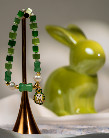 دستبند زنانه شوکا با سنستیک، آونتورین و مروارید سبز، آویز خرگوش طلایی، طراحی فانتزی و دست‌ساز.