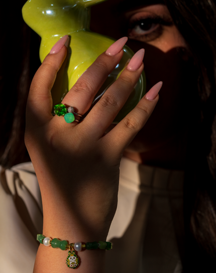 دستبند زنانه شوکا با سنستیک، آونتورین و مروارید سبز، آویز خرگوش طلایی، طراحی فانتزی و دست‌ساز.