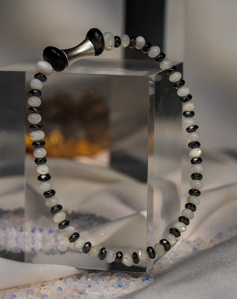 دستبند زنانه شوکا با صدف، حدید و لابرادوریت سفید و مشکی، طراحی مینیمال و دستساز. دستبند زنانه شوکا با صدف، حدید و لابرادوریت سفید و مشکی، طراحی مینیمال و دستساز.