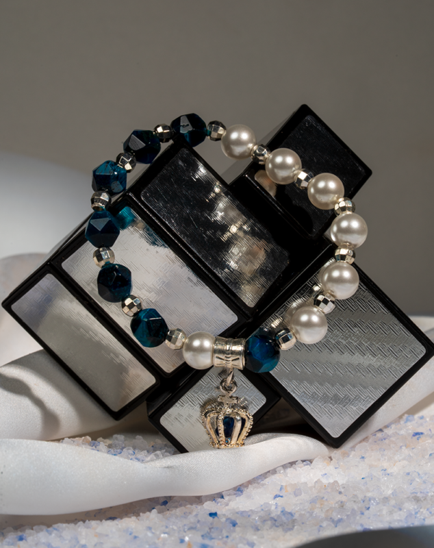 خرید دستبند زنانه شوکا با سنستیک سرمه‌ای، مروارید سفید و آویز تاج نقره‌ای، طراحی شیک و دست‌ساز.