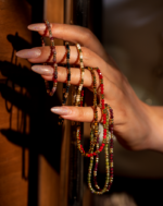 دستبند زنانه شوکا با صدف کرمی و گوی‌های طلایی، طراحی مینیمال، سبک و ظریف.