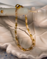 دستبند زنانه شوکا با صدف کرمی و گویهای طلایی، طراحی مینیمال، سبک و ظریف.