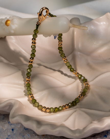 دستبند زنانه شوکا با مهره‌های سبز تراش‌خورده و گوی‌های طلایی، طراحی مینیمال و طبیعی دارد و برای استفاده روزمره و استایل‌های سبک انتخابی شیک است.