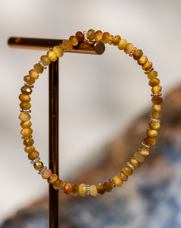 دستبند زنانه کهربا کرمی قهوه‌ای