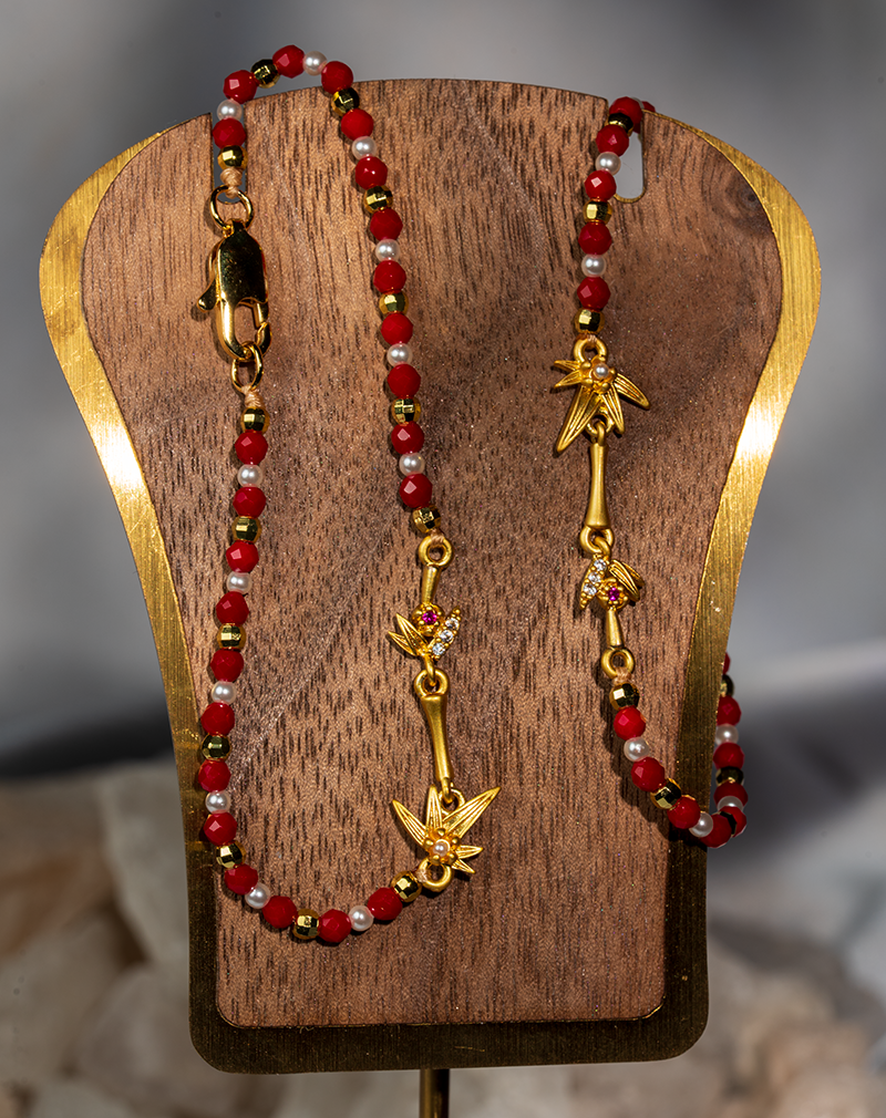 دستبند زنانه شوکا با مروارید مصنوعی و مهرههای قرمز طلایی دستبند زنانه شوکا با مروارید مصنوعی و مهرههای قرمز طلایی