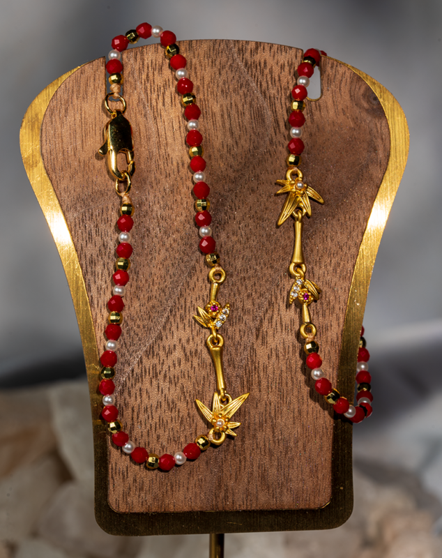 دستبند نوجوانانه شوکا با مروارید مصنوعی و مهره‌های قرمز طلایی