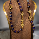 دستبند نوجوانانه آمیتیست بنفش با مهرههای کرمی و آویز طلایی