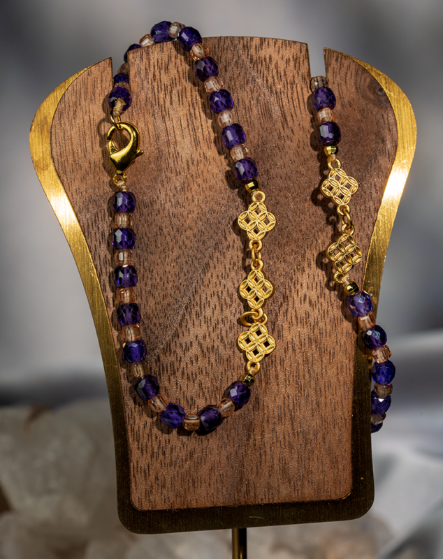 دستبند نوجوانانه آمیتیست بنفش با مهره‌های کرمی و آویز طلایی