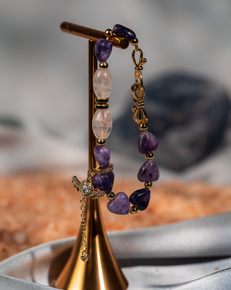 دستبند سنگی آمیتیست و رزکوارتز طرح پروانه دستبند سنگی آمیتیست و رزکوارتز طرح پروانه