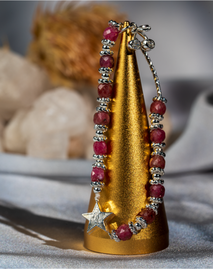 دستبند نوجوان تورمالین صورتی با مهرههای نقرهای و آویز ستاره