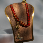 دستبند مهرهای نوجوان شوکا با مهرههای نارنجی–طلایی و آویز پروانه