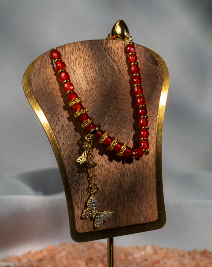 دستبند مهرهای نوجوان شوکا با مهرههای نارنجی–طلایی و آویز پروانه