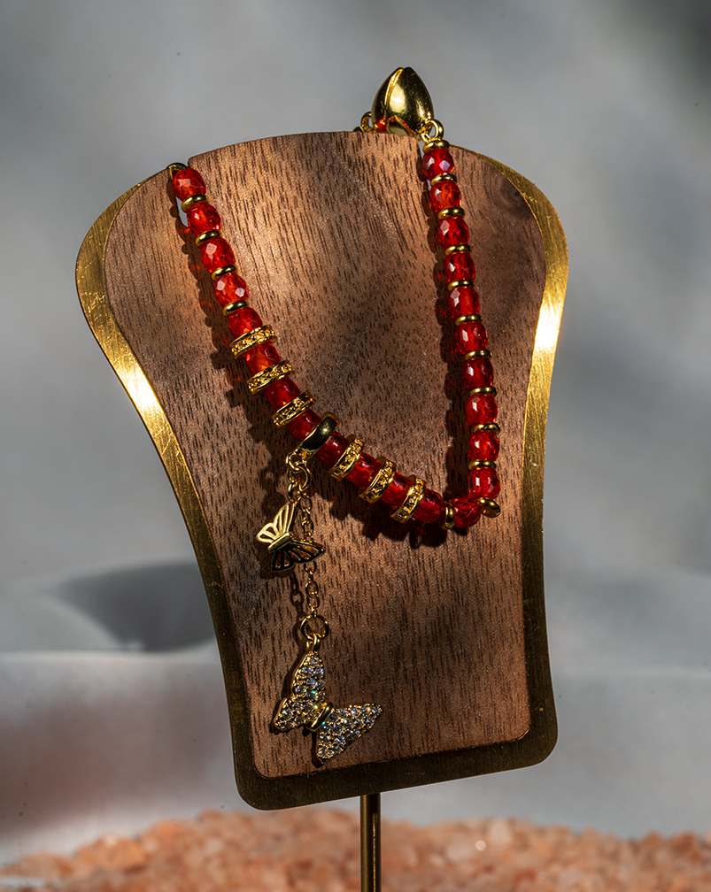 دستبند مهرهای نوجوان شوکا با مهرههای نارنجی–طلایی و آویز پروانه دستبند مهرهای نوجوان شوکا با مهرههای نارنجی–طلایی و آویز پروانه