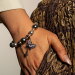 دستبند زنانه مروارید مصنوعی شوکا مدل پروانه کرمی-طوسی