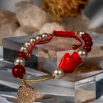 دستبند نوجوان شوکا مدل مروارید مصنوعی با پلاک نگیندار 2