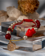 دستبند نوجوان شوکا مدل مروارید مصنوعی با پلاک نگیندار 2