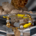 دستبند نوجوان شوکا مدل مروارید مصنوعی با پلاک نگیندار 1