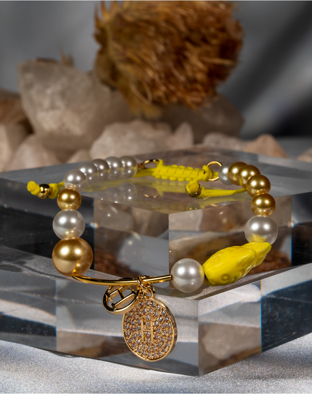 دست‌بند نوجوان شوکا مدل مروارید مصنوعی با پلاک نگین‌دار 1