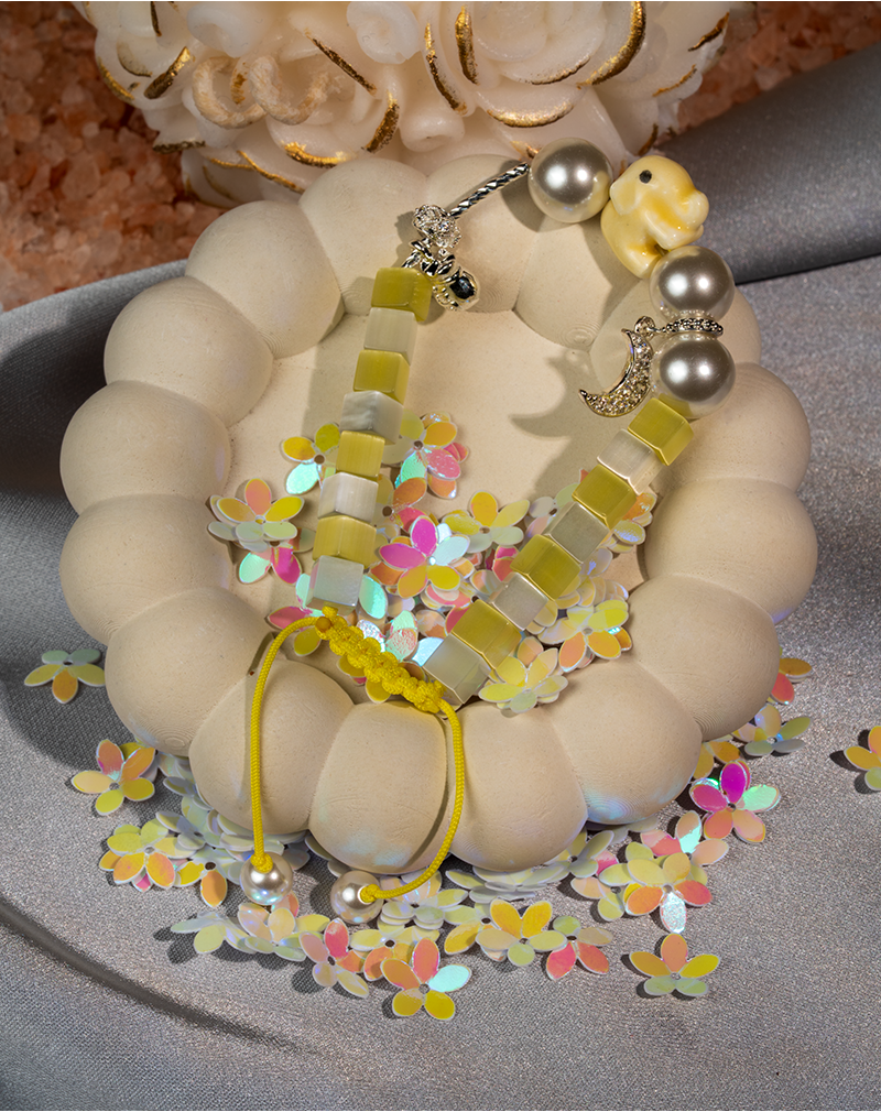 دستبند نوجوان شوکا با مروارید مصنوعی و آویز ماه 2 دستبند نوجوان شوکا با مروارید مصنوعی و آویز ماه 2