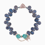 دستبند زنانه شوکا با سنگ آمازونیت و کریستال آبی، آویز خرس نقرهای، طراحی دستساز و فانتزی.