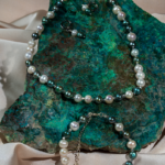 خرید ست زنانه شوکا شامل گردنبند، دستبند و گوشواره با مروارید طبیعی سبز و سفید. ست زیبا و دست‌ساز مناسب مهمانی و استایل‌های شیک.