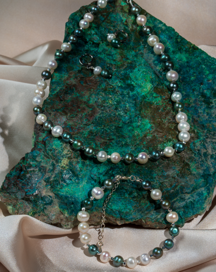 خرید ست زنانه شوکا شامل گردنبند، دستبند و گوشواره با مروارید طبیعی سبز و سفید. ست زیبا و دست‌ساز مناسب مهمانی و استایل‌های شیک.