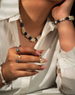 خرید ست مروارید طبیعی شوکا شامل گردنبند، دستبند و گوشواره با ترکیب مروارید سفید و مهره‌های سرمه‌ای. ست دست‌ساز لوکس مناسب مهمانی و استایل مجلسی.