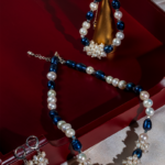 خرید ست مروارید طبیعی شوکا شامل گردنبند، دستبند و گوشواره با ترکیب مروارید سفید و مهره‌های سرمه‌ای. ست دست‌ساز لوکس مناسب مهمانی و استایل مجلسی.