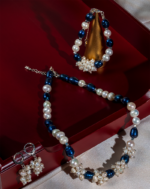 خرید ست مروارید طبیعی شوکا شامل گردنبند، دستبند و گوشواره با ترکیب مروارید سفید و مهره‌های سرمه‌ای. ست دست‌ساز لوکس مناسب مهمانی و استایل مجلسی.