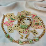 خرید ست مروارید طلایی شوکا شامل گردنبند، دستبند و گوشواره با ترکیب مروارید طلایی، مهره‌های سبز و قهوه‌ای. ست دست‌ساز لوکس مناسب مهمانی و استایل خاص.