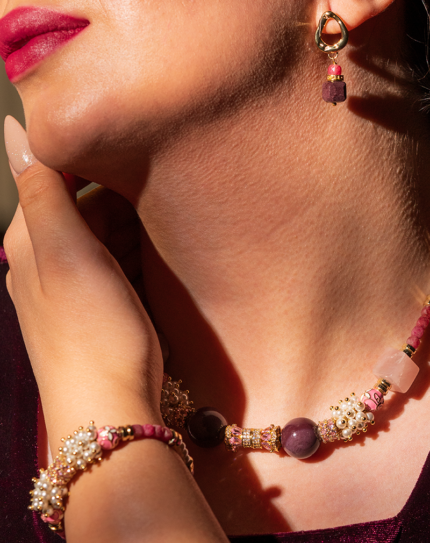 ست لوکس زنانه شوکا شامل گردنبند، دستبند و گوشواره با ترکیب رز کوارتز، گارنت، تورمالین و جاسپر در کنار مرواریدهای مصنوعی. مناسب استایل‌های مجلسی و هدیه‌ای خاص.