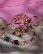 ست لوکس زنانه شوکا شامل گردنبند، دستبند و گوشواره با ترکیب رز کوارتز، گارنت، تورمالین و جاسپر در کنار مرواریدهای مصنوعی. مناسب استایل‌های مجلسی و هدیه‌ای خاص.