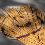 خرید ست آمتیست و مروارید شوکا شامل گردنبند، دستبند و گوشواره با سنگ آمتیست طبیعی و مروارید سفید. ست زنانه دست‌ساز با طراحی ظریف و کلاسیک.