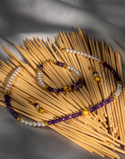 خرید ست آمتیست و مروارید شوکا شامل گردنبند، دستبند و گوشواره با سنگ آمتیست طبیعی و مروارید سفید. ست زنانه دست‌ساز با طراحی ظریف و کلاسیک.