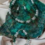 ست مروارید زمردی شوکا شامل گردنبند، دستبند و گوشواره با ترکیب مروارید سبز تیره و سفید. طراحی لوکس، دست‌ساز و مناسب استایل‌های مجلسی و هدیه‌ای خاص.