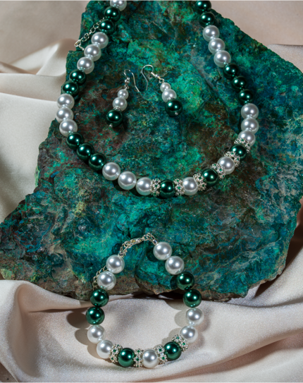 ست مروارید زمردی شوکا شامل گردنبند، دستبند و گوشواره با ترکیب مروارید سبز تیره و سفید. طراحی لوکس، دست‌ساز و مناسب استایل‌های مجلسی و هدیه‌ای خاص.
