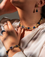 ست زیورآلات زنانه شوکا شامل گردنبند، دستبند و گوشواره با مروارید طبیعی سرمه‌ای و جزئیات طلایی. طراحی لوکس و مناسب استایل‌های مجلسی و رسمی.