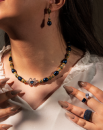 ست زیورآلات زنانه شوکا شامل گردنبند، دستبند و گوشواره با مروارید طبیعی سرمه‌ای و جزئیات طلایی. طراحی لوکس و مناسب استایل‌های مجلسی و رسمی.