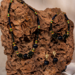 ست زیورآلات زنانه شوکا با ترکیب گلدستون سرمه‌ای و گلدستون سبز تیره همراه با جزئیات طلایی-سبز. شامل گردنبند، دستبند و گوشواره. مناسب مهمانی‌ها و استایل مجلسی.