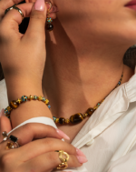 ست زیورآلات زنانه شوکا با سنگ‌های طبیعی چشم ببر و پیترسایت در ترکیب رنگ قهوه‌ای، آبی و طلایی. شامل گردنبند، دستبند و گوشواره با طراحی دست‌ساز و خاص.