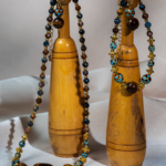 ست زیورآلات زنانه شوکا با سنگ‌های طبیعی چشم ببر و پیترسایت در ترکیب رنگ قهوه‌ای، آبی و طلایی. شامل گردنبند، دستبند و گوشواره با طراحی دست‌ساز و خاص.