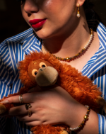 ست زیورآلات زنانه شوکا با ترکیب سنگ طبیعی چشم ببر قهوه‌ای و مروارید سفید. شامل گردنبند، دستبند و گوشواره با طراحی کلاسیک و جزئیات طلایی.