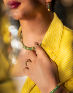 ست زنانه شوکا با ترکیب سنگ طبیعی آونتورین سبز و مروارید کرمی با جزئیات طلایی. شامل گردنبند، دستبند و گوشواره با طراحی کلاسیک و مجلسی.