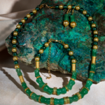 ست زنانه شوکا با ترکیب سنگ طبیعی آونتورین سبز و مروارید کرمی با جزئیات طلایی. شامل گردنبند، دستبند و گوشواره با طراحی کلاسیک و مجلسی.