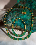 ست زنانه شوکا با ترکیب سنگ طبیعی آونتورین سبز و مروارید کرمی با جزئیات طلایی. شامل گردنبند، دستبند و گوشواره با طراحی کلاسیک و مجلسی.