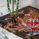 ست آونتورین سبز طلوع شوکا شامل گردنبند، دستبند و گوشواره با سنگ آونتورین طبیعی و مروارید، ترکیبی ظریف و شیک برای استایل روزمره و مهمانی.