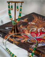 ست آونتورین سبز طلوع شوکا شامل گردنبند، دستبند و گوشواره با سنگ آونتورین طبیعی و مروارید، ترکیبی ظریف و شیک برای استایل روزمره و مهمانی.