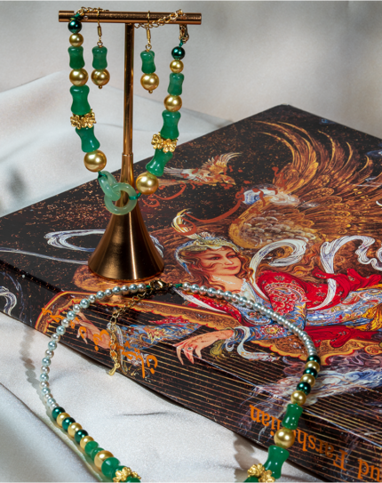 ست آونتورین سبز طلوع شوکا شامل گردنبند، دستبند و گوشواره با سنگ آونتورین طبیعی و مروارید، ترکیبی ظریف و شیک برای استایل روزمره و مهمانی.