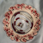 ست یاقوت سپید شوکا با ترکیب یاقوت زرشکی و مروارید سفید، جلوه‌ای عاشقانه و لوکس برای استایل‌های زنانه و مهمانی‌های خاص.